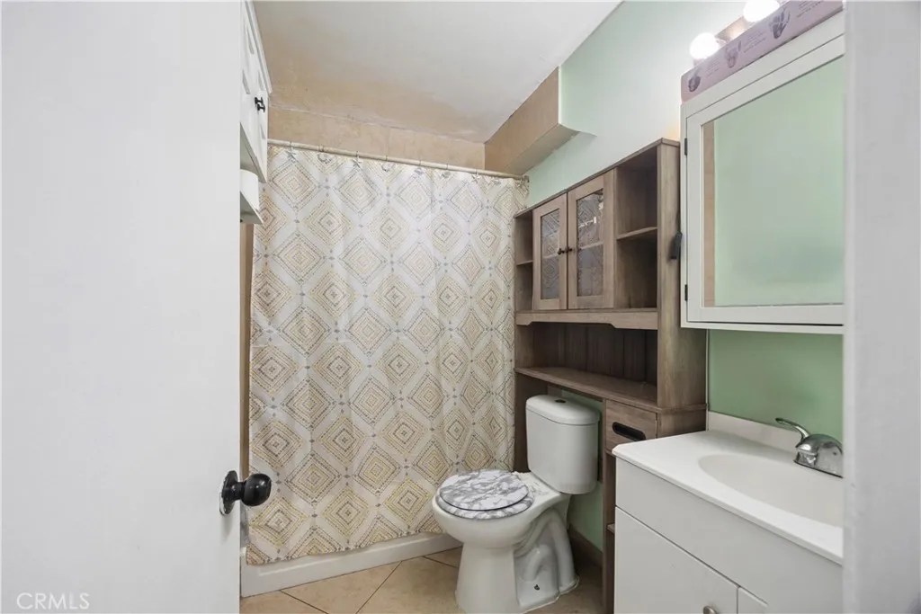 Unit B Bathroom