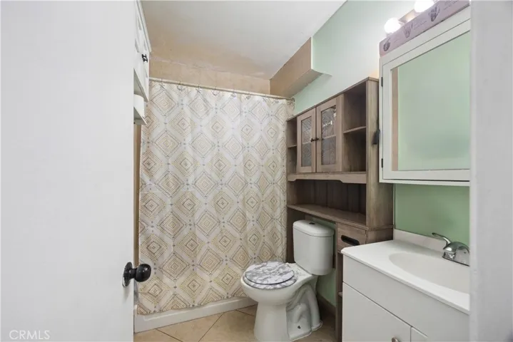 Unit B Bathroom