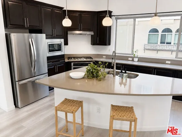 Kitchen breakfast bar