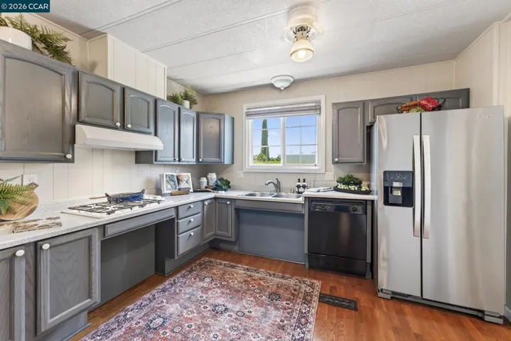 Updated Kitchen & Appliances