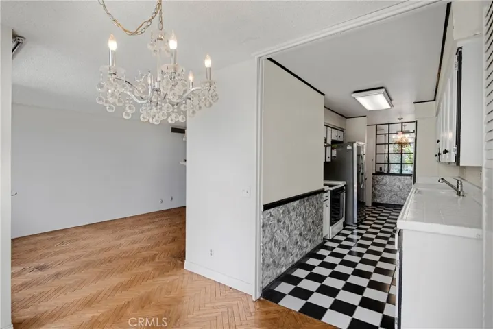 1340 S Beverly Glen 211, Los Angeles, California 90024