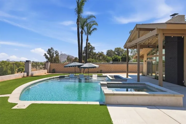 5813 Old Ranch, Riverside, California 92504