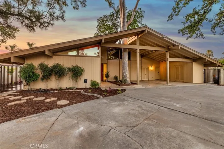5813 Old Ranch, Riverside, California 92504