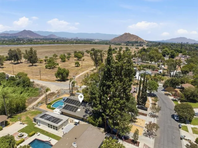5813 Old Ranch, Riverside, California 92504