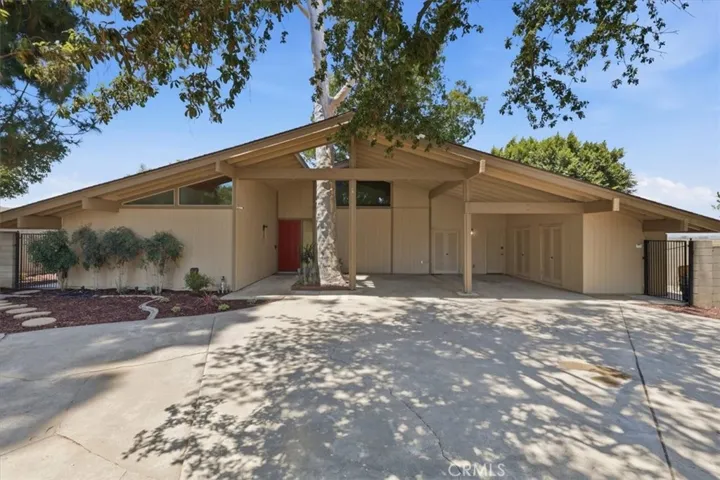 5813 Old Ranch, Riverside, California 92504