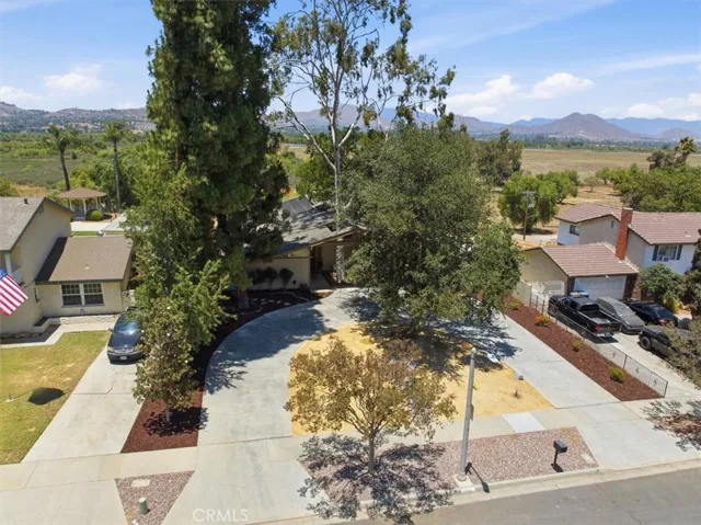 5813 Old Ranch, Riverside, California 92504