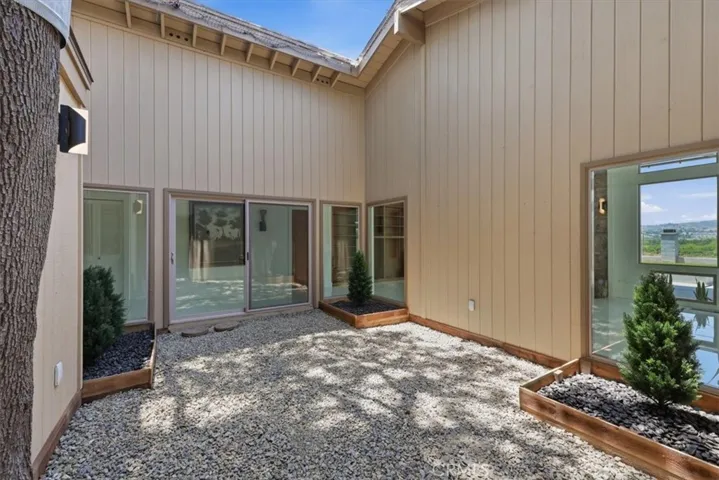 5813 Old Ranch, Riverside, California 92504
