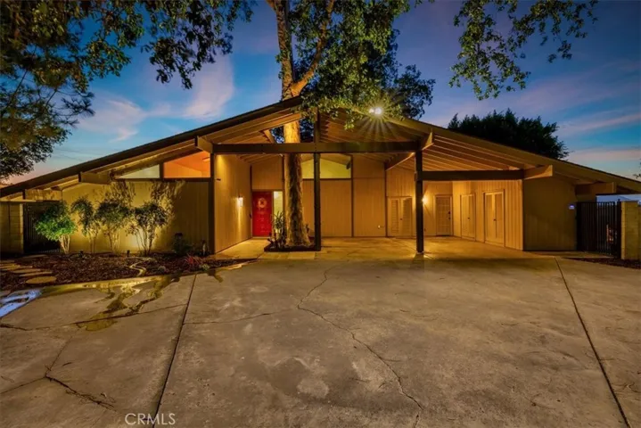 5813 Old Ranch, Riverside, California 92504