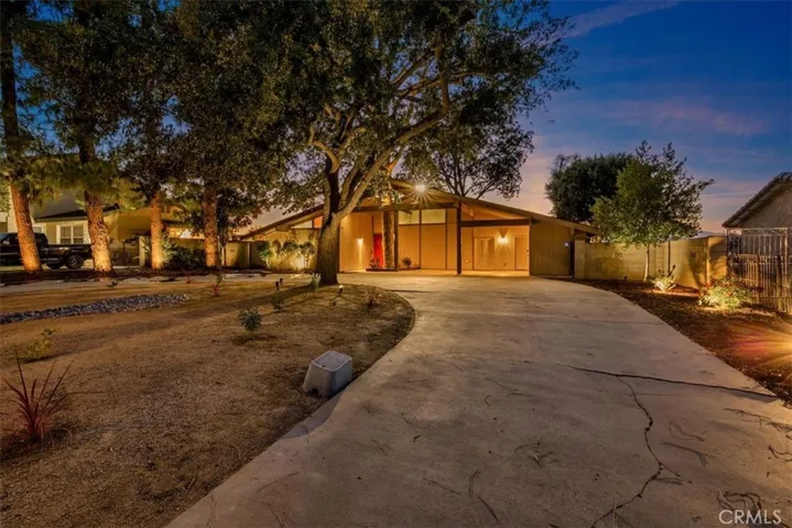 5813 Old Ranch, Riverside, California 92504