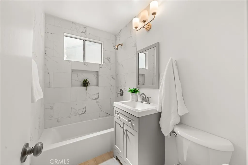 Beautifuly refreshed full bath.