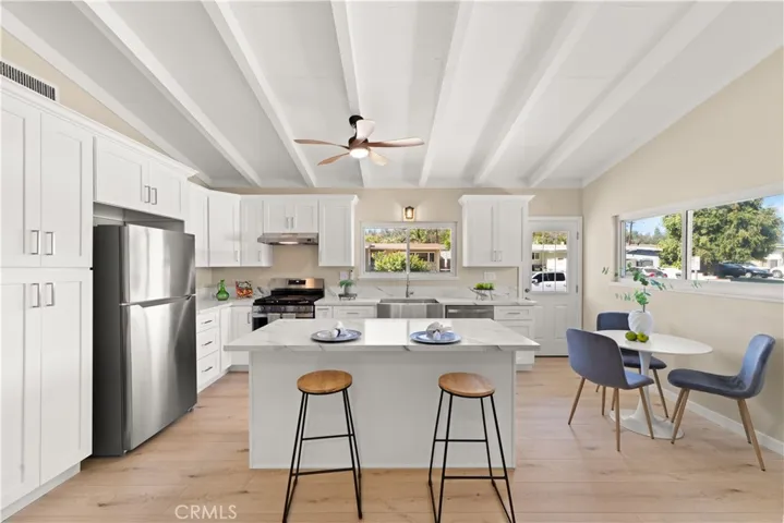 Kitchen Island/Breakfast bar...bright and open.