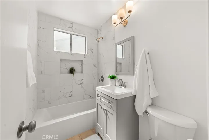 Beautifuly refreshed full bath.