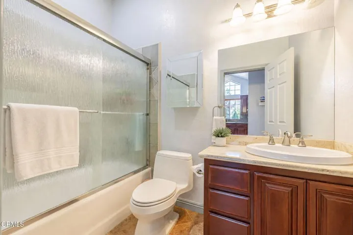 27-web-or-mls-Hallway Bathroom