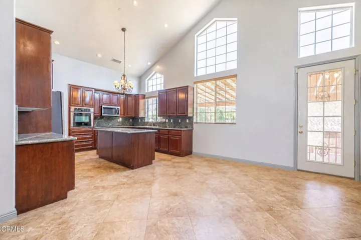 20-web-or-mls-Kitchen 2