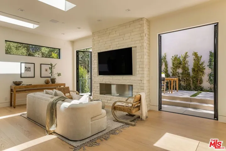 9988 Liebe Drive, Beverly Hills, California 90210