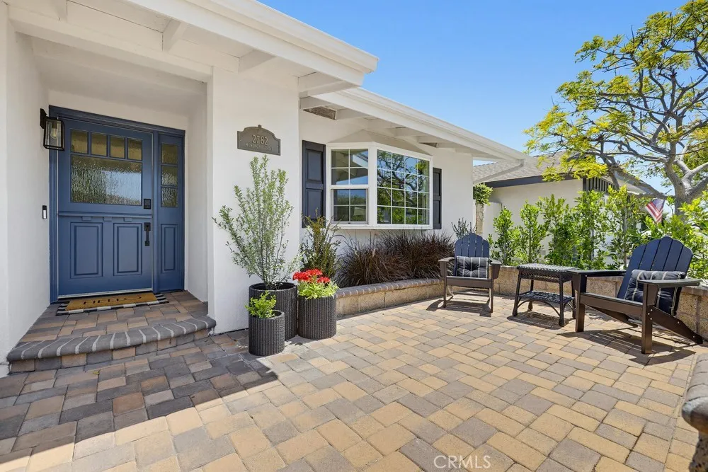 Front Patio w/Pavers