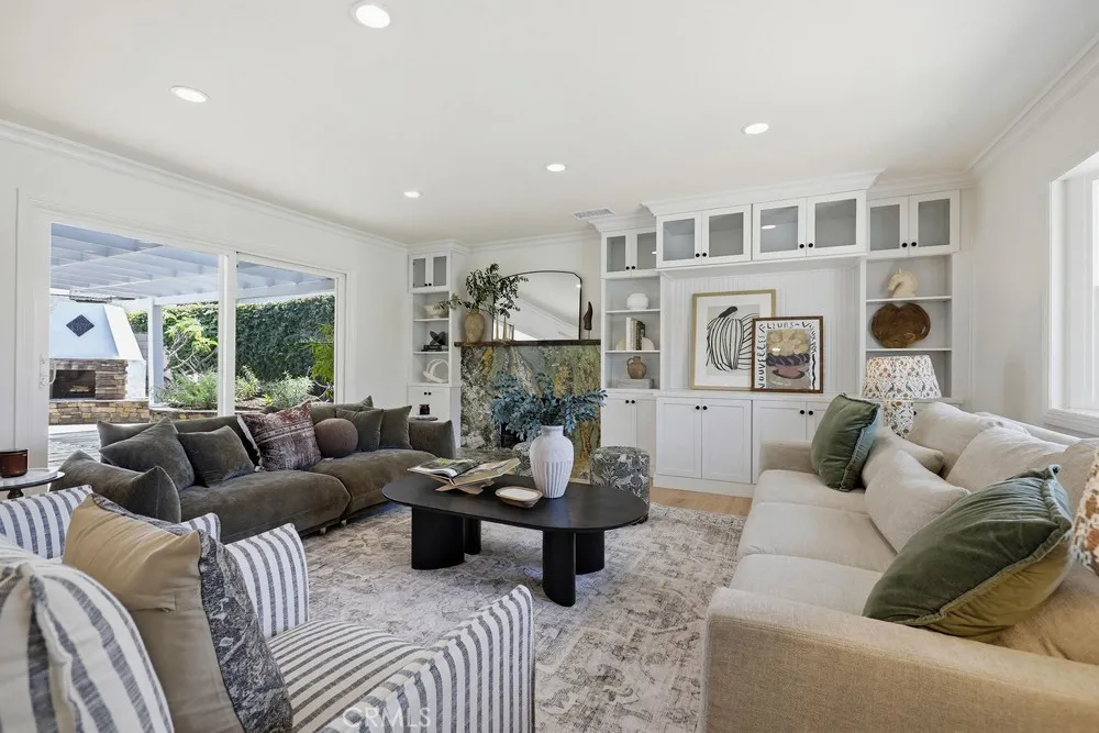Large Great Room w/slider to patio