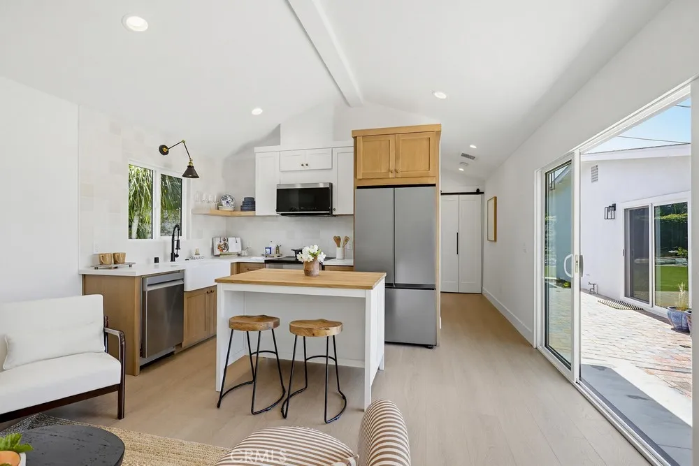 ADU w/stainless steel appliances excellent light