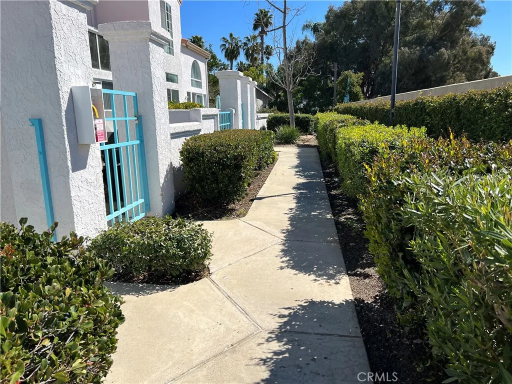 pathway to front entrance