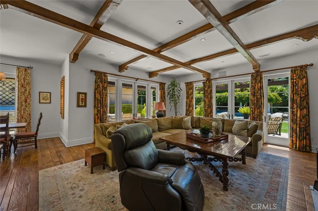CASUAL LIVING ROOM