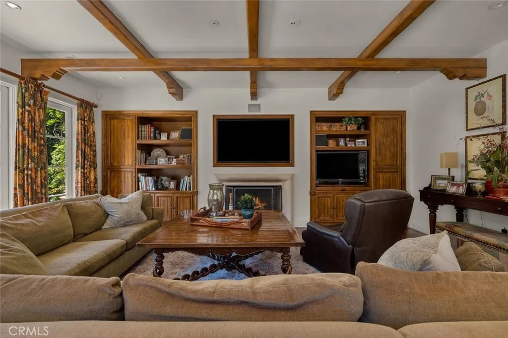 CASUAL LIVING ROOM
