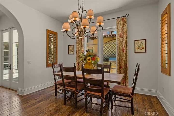 BREAKFAST NOOK/CASUAL DINING AREA