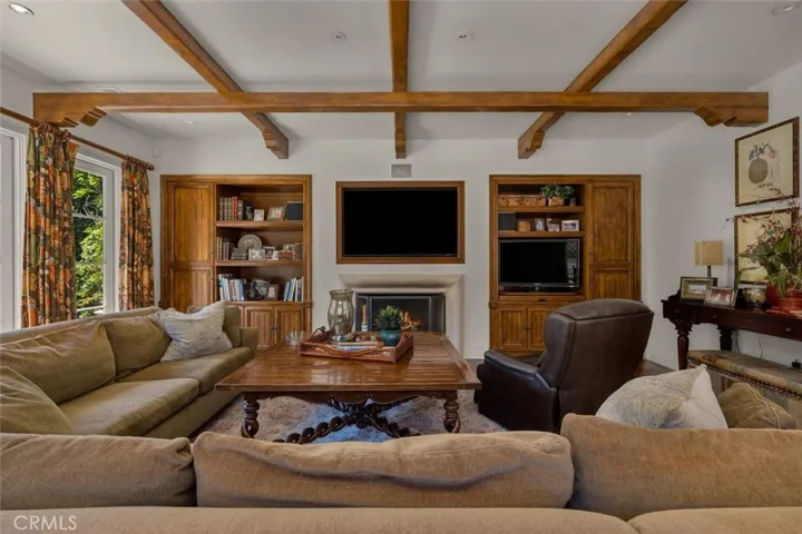 CASUAL LIVING ROOM