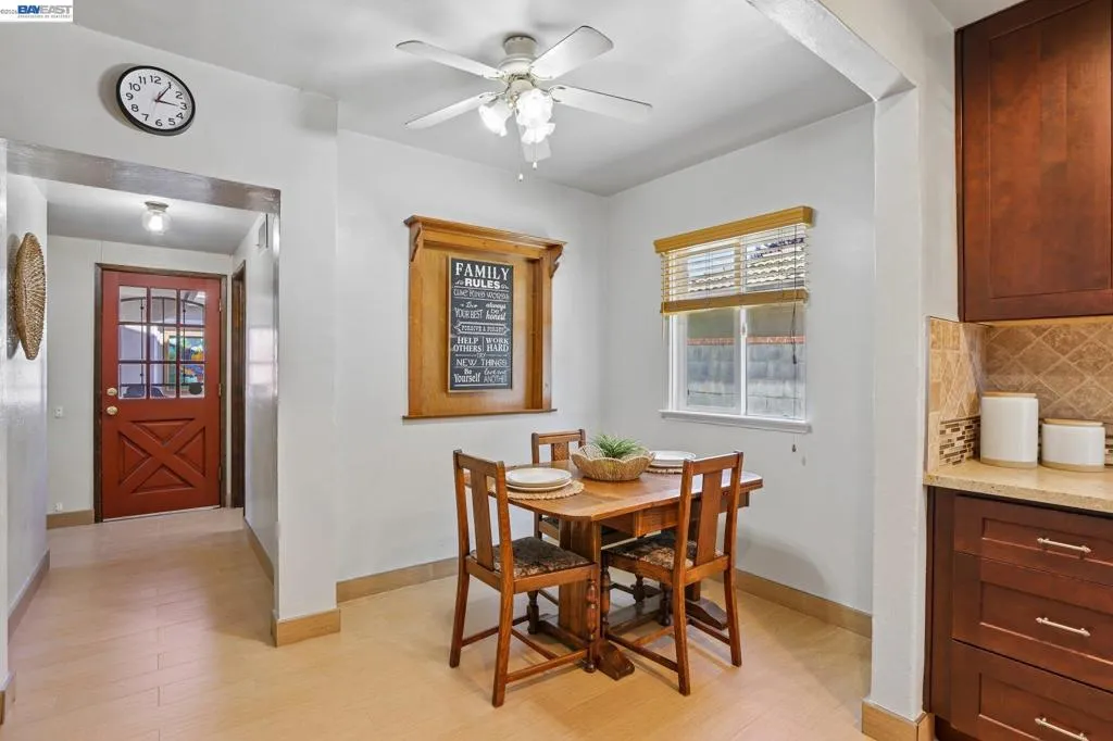 Breakfast nook area