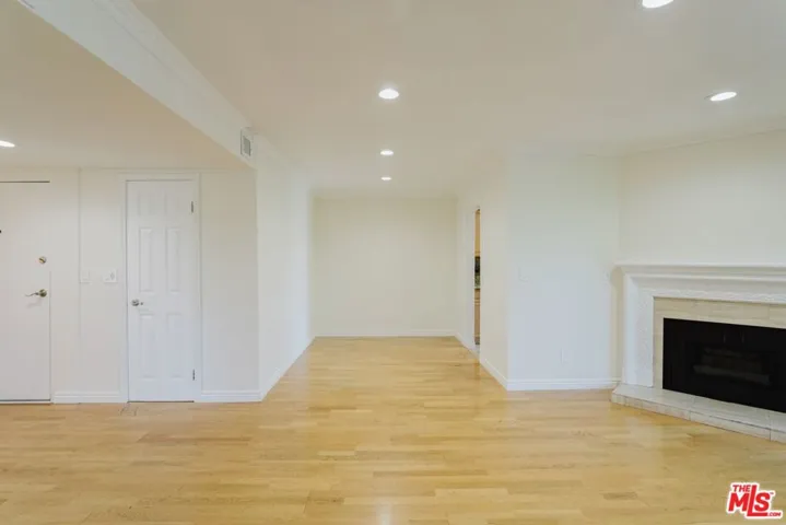 14980 Victory Boulevard 201, Van Nuys, California 91411