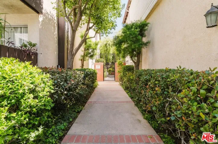 14980 Victory Boulevard 201, Van Nuys, California 91411