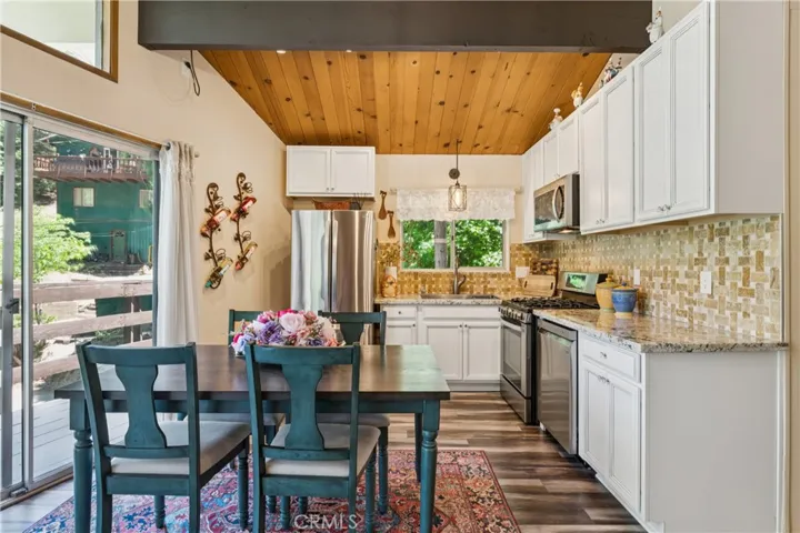 805 Knight Court, Lake Arrowhead, California 92352