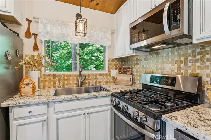 805 Knight Court, Lake Arrowhead, California 92352