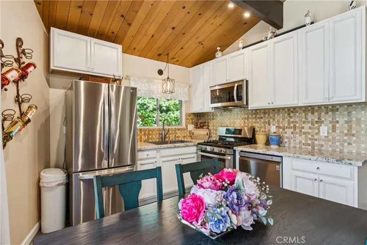805 Knight Court, Lake Arrowhead, California 92352