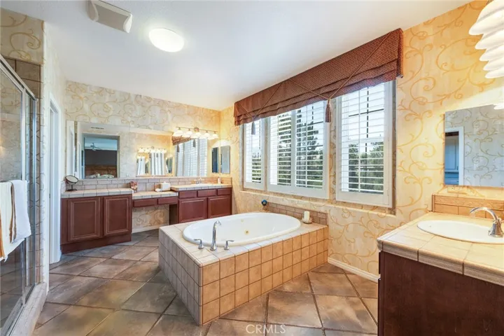 32933 Caminito Lorca, Temecula, CA 92592-3390 Primary En Suite Bathroom