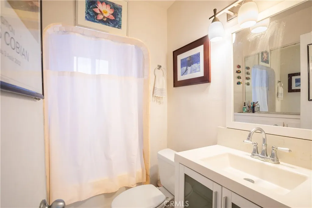 Upstairs Unit: Bathroom