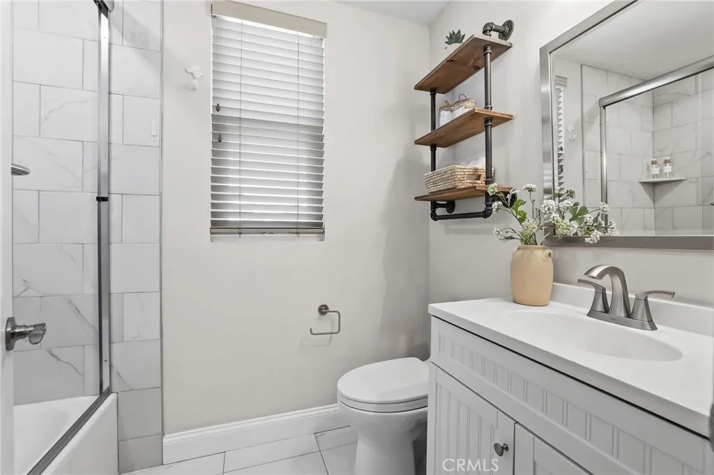 Full Secondary Bathroom