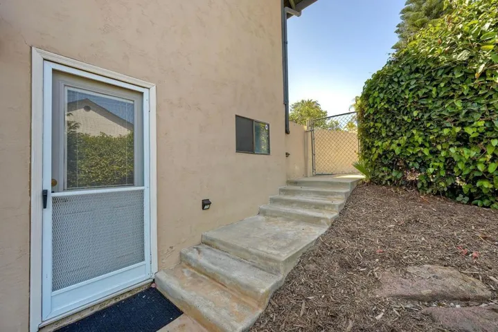 Private entrance to 1 bedroom ADU.