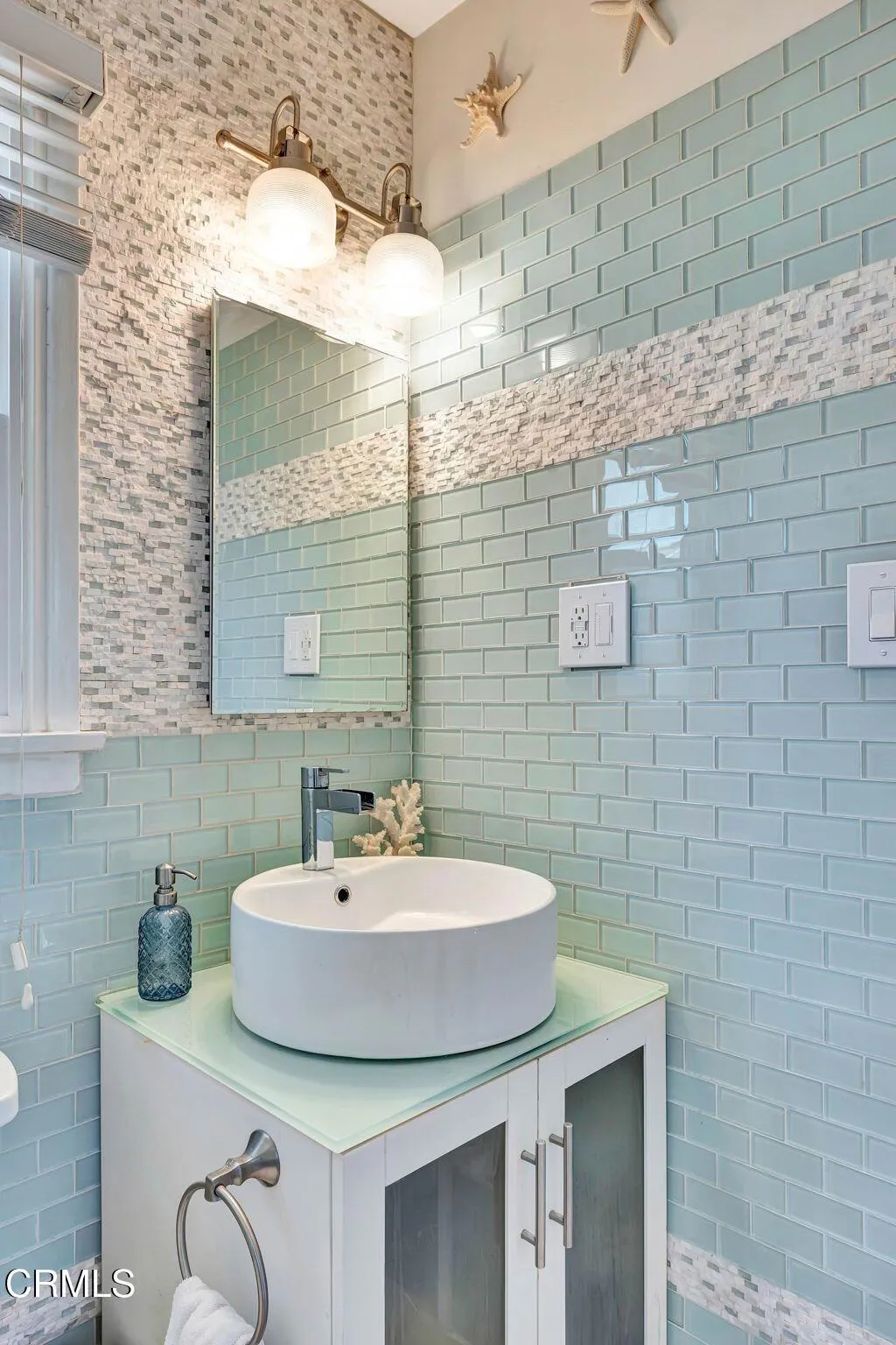 guest jack & Jill bathroom.