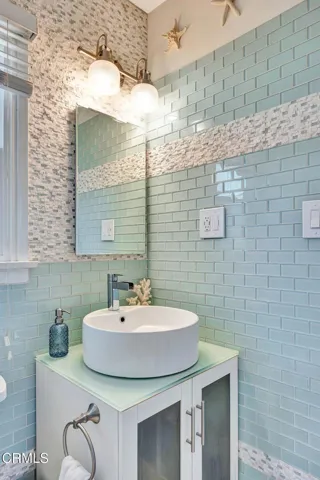 guest jack & Jill bathroom.