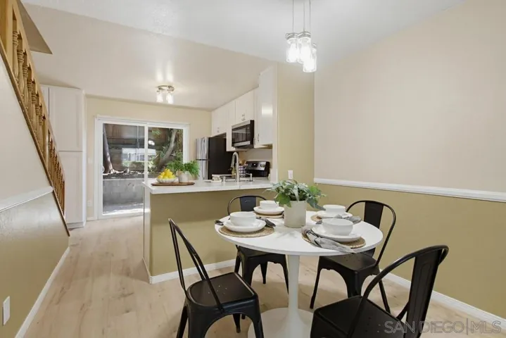 Great dining area to enjoy family meals!