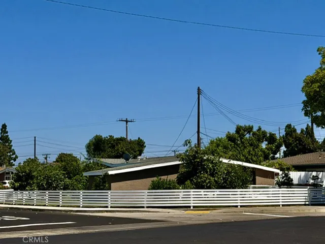 This property is situated in an excellent location.