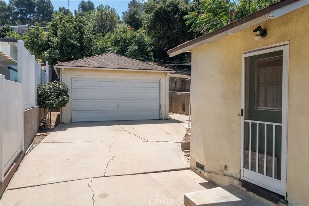 Driveway/garage/ side door entrance to kitchen