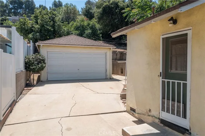 Driveway/garage/ side door entrance to kitchen