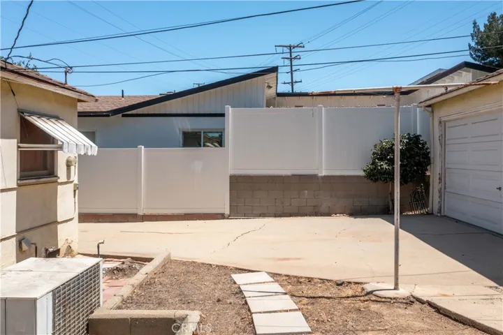 Garage/ Driveway