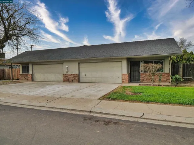 205 Kingston Lane, Modesto, California 95354-3128