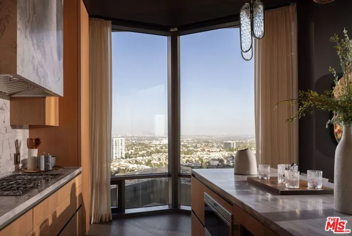 211 W Elm Court 17b, Los Angeles, California 90067