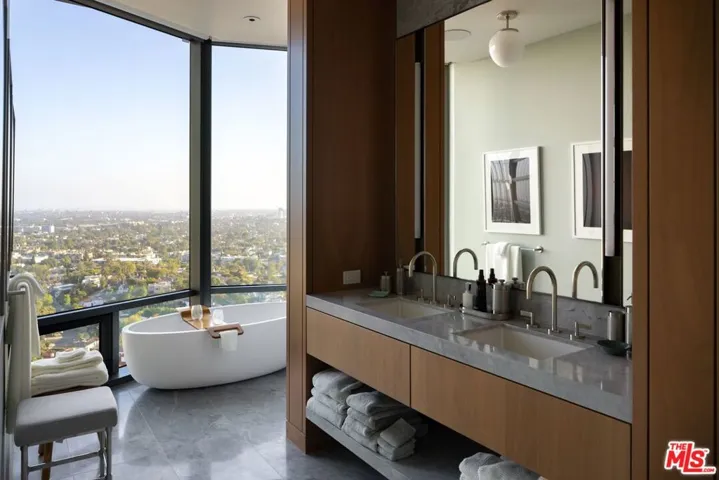 211 W Elm Court 17b, Los Angeles, California 90067
