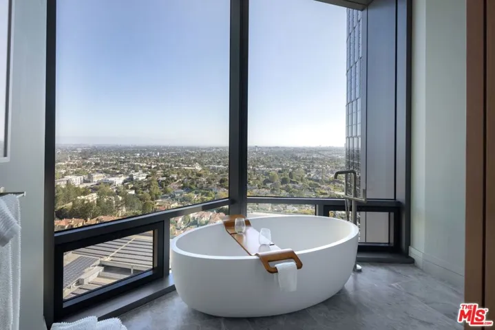 211 W Elm Court 17b, Los Angeles, California 90067