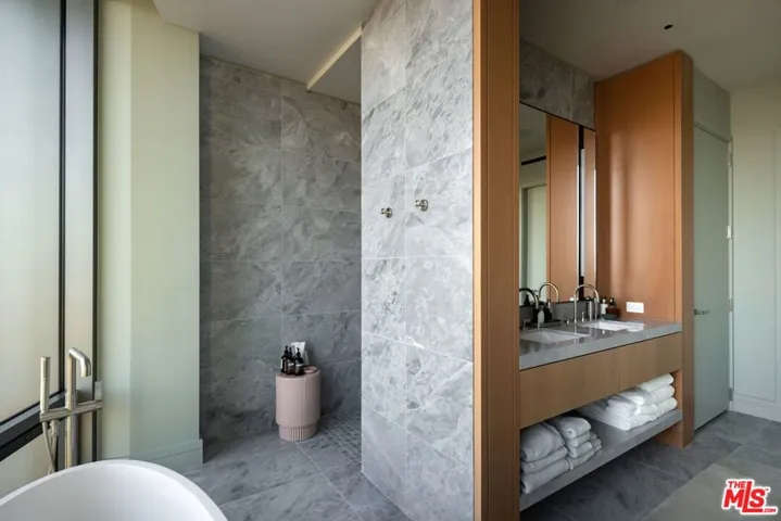 211 W Elm Court 17b, Los Angeles, California 90067