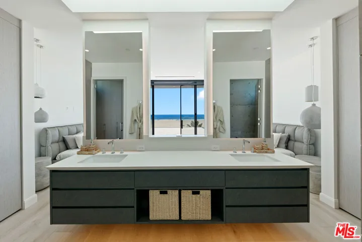 938 – 940 Palisades Beach Road, Santa Monica, California 90403